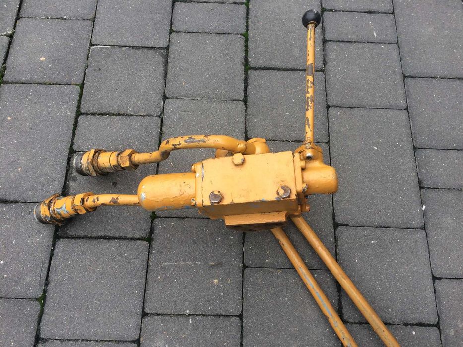 Rozdzielacz hydrauliczny C330, C360 itp - sprawny