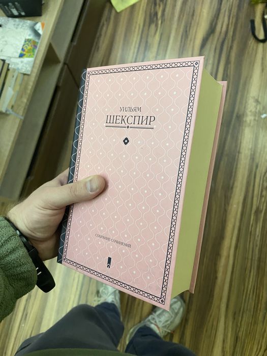 Книги на продаж.