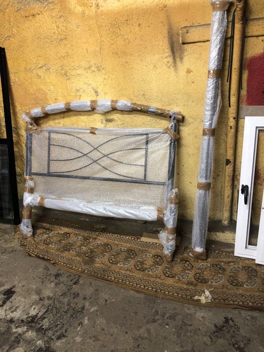 Cama de ferro castanho brilhante