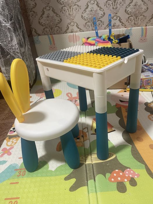 Столик зі стільцем маленький для дитини максимум1,5 років