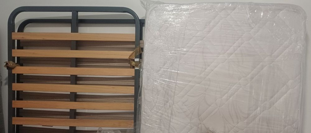 Colchão em estado novo e estrado com ripas em madeira 190 x 90