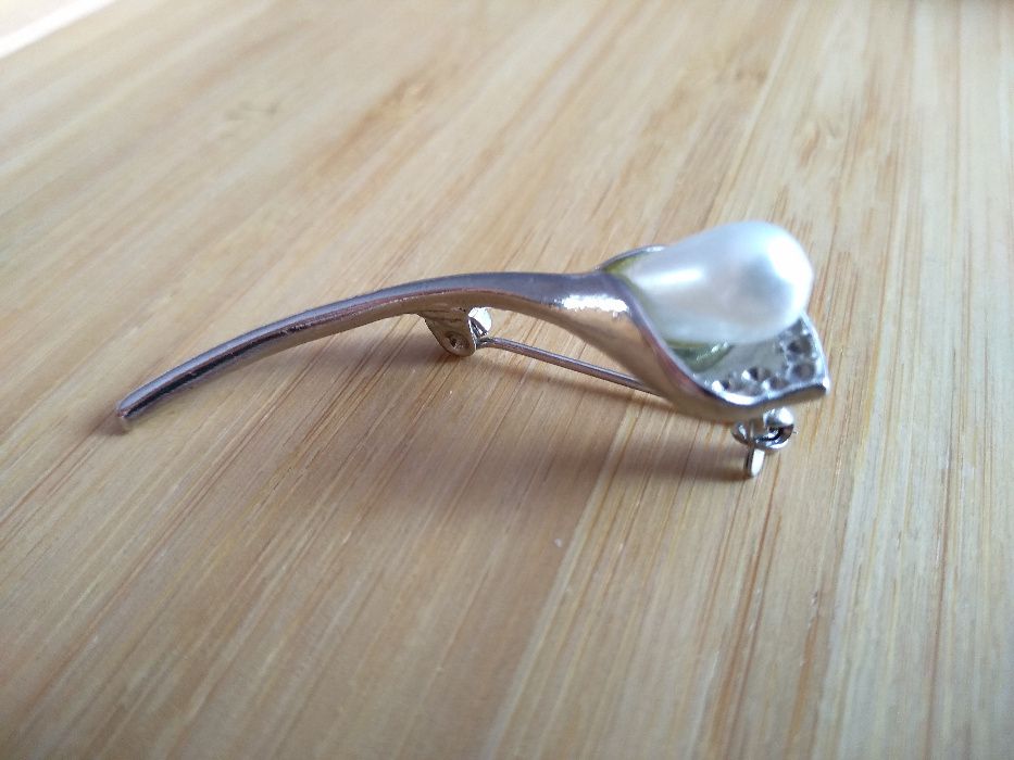 Broszka, kalia z perełką