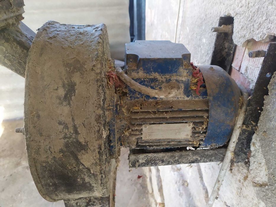 Дробілка для зерна з електро мотором на 3 фази 1.7кв.