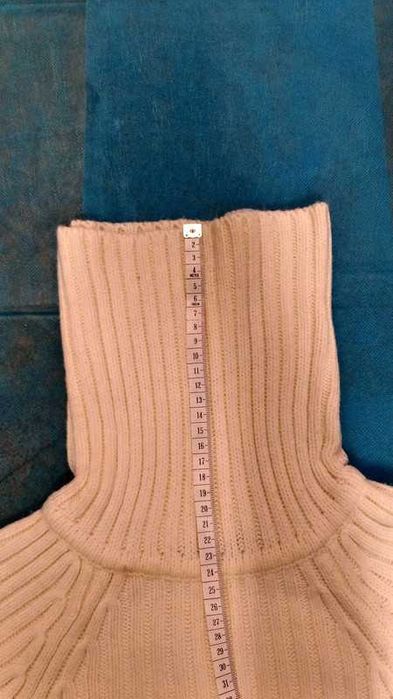 Piękny biały sweter golf