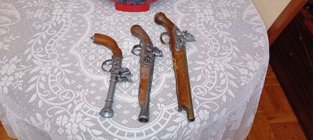 Réplicas antigas em madeira