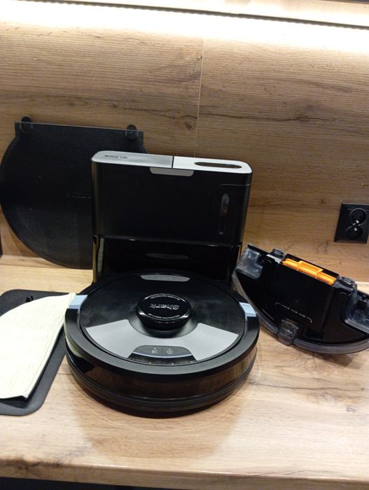 Robot sprzątający Shark AI Ultra z podstawą samoczynnie opróżniającą