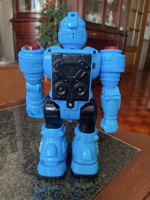Um robot azul. Ideal para crianca
