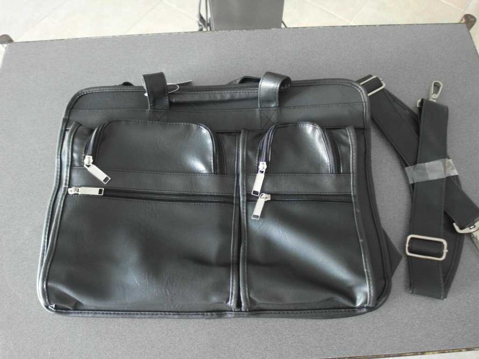 Mala / Bolsa pequena em pele sintética Nova com pega e alça
