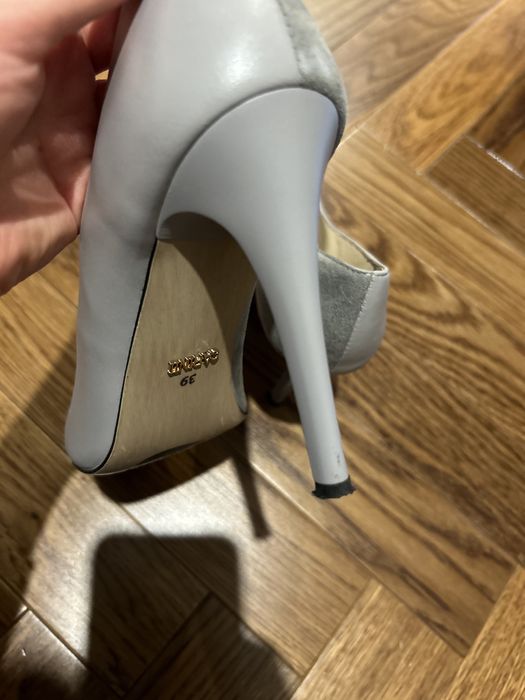 Carinii skórzane czółenka szare 39