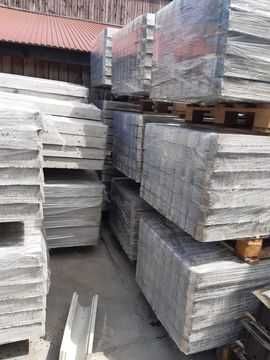 Słupki betonowe ogrodzenia do siatki winorośli pastucha