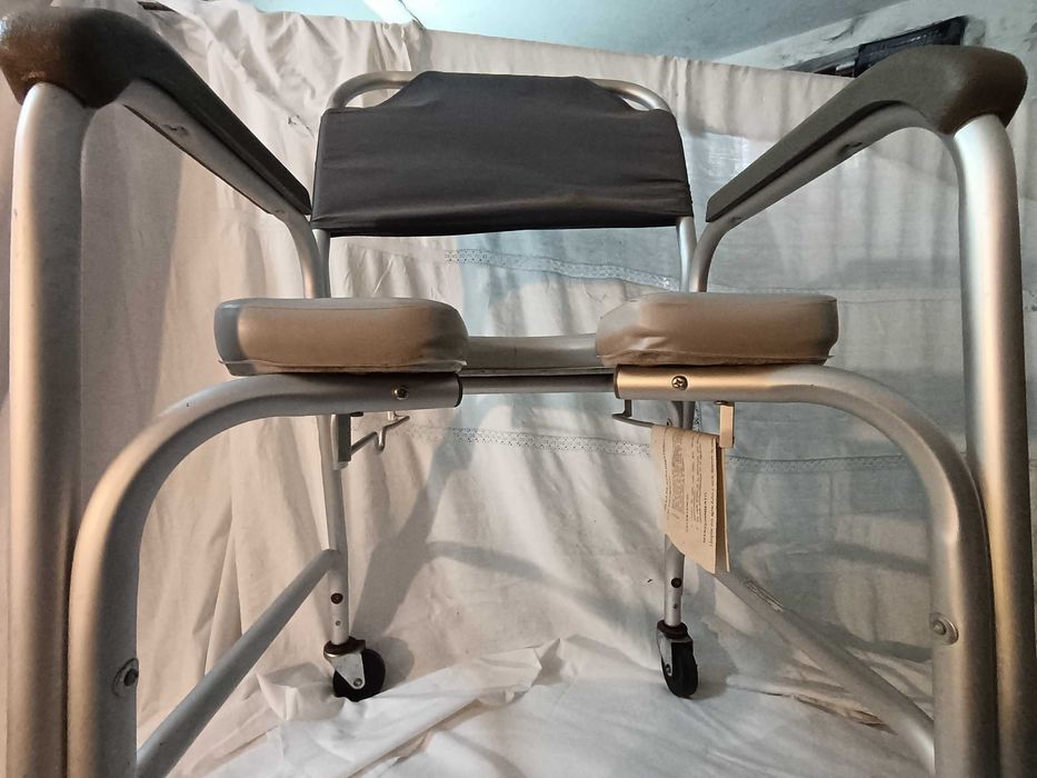 Cadeira De Banho E Sanitária Com Rodas  - nova -