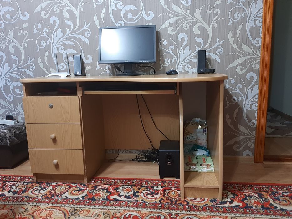 комп'ютерний стіл