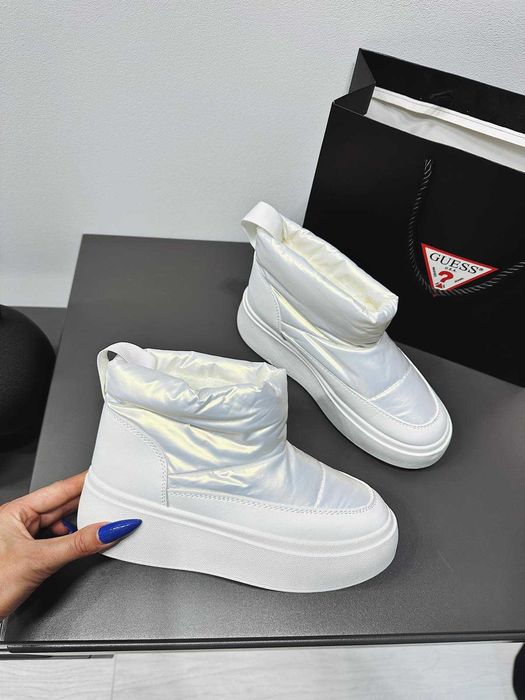 Дутики женские, белые, корткие, зимние