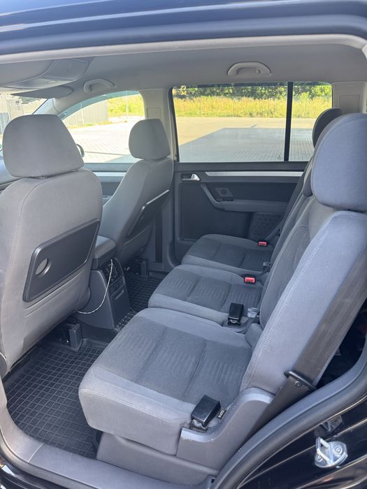 Автомобіль Volkswagen Touran