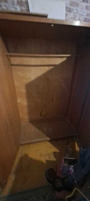Sprzedam drewnianą szafę trzydrzwiową z czasów PRL