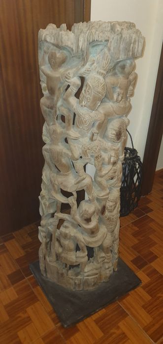 Escultura em madeira entalhada Teka