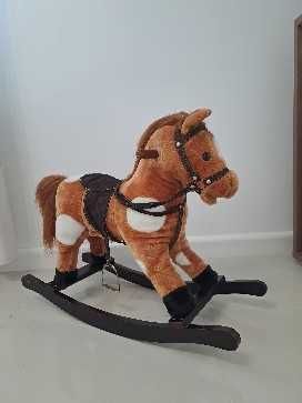 Konik na biegunach, rży i macha ogonkiem