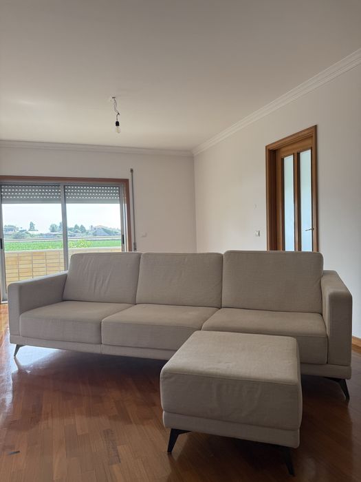 Sofá de 3 Lugares Moderno (Bege/Cru) + Puff Repousa-Pés | Como Novo