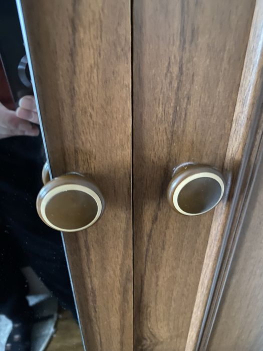 Меблі для спальні . Шафа ,комод та 2 тумбочки і жіноча тумбочка