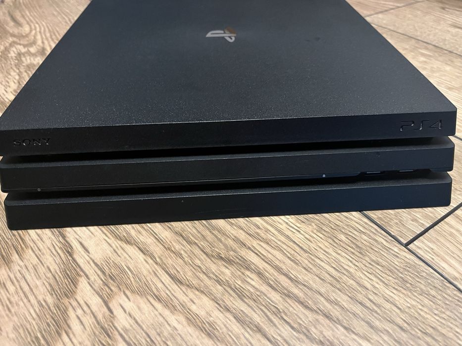 Playstation 4 Pro + 2 pady