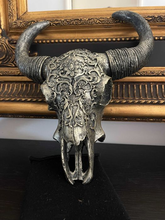 Crânio Decorativo com Chifres – Estilo Ornamental