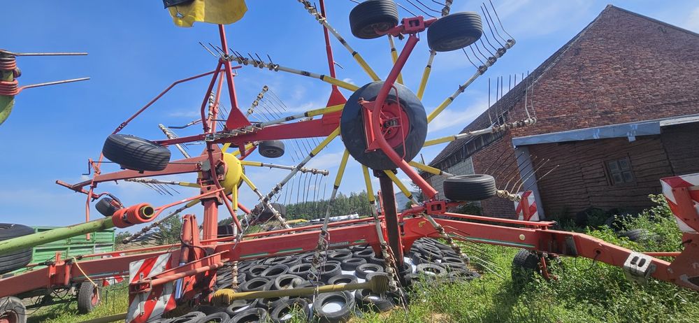 Zgrabiarka dwukaruzelowa claas przegrabiarka
