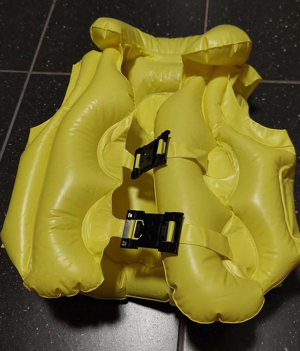 Dmuchana kamizelka ratunkowa+ 2 naramienniki; 18- 30 kg/ 3- 6 lat