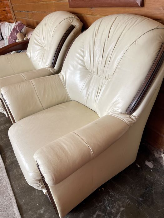 Бежевий шкіряний комплект мягкої частини диван і два крісла