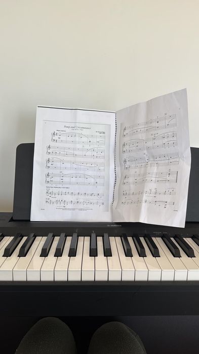 Piano Digital YAMAHA P-45 com mesa de suporte