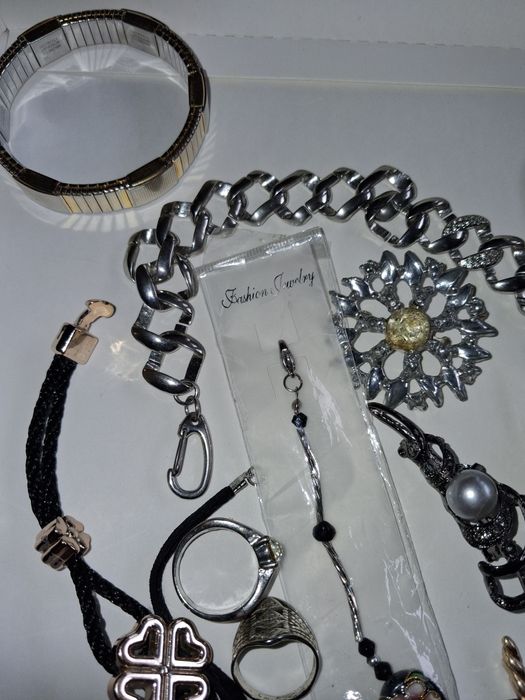 Paka biżuterii od vintage do współczesnej