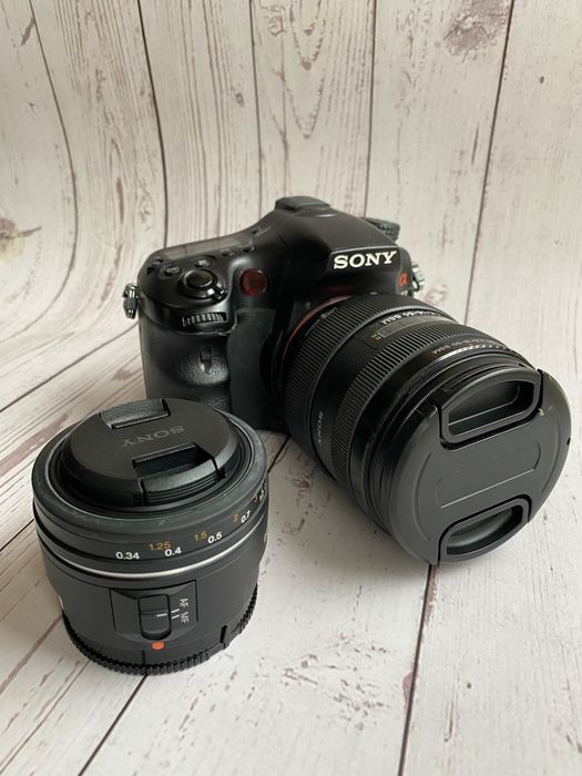 Фотоапарат Sony Alpha 77 з двома обʼєктивами та спалахом