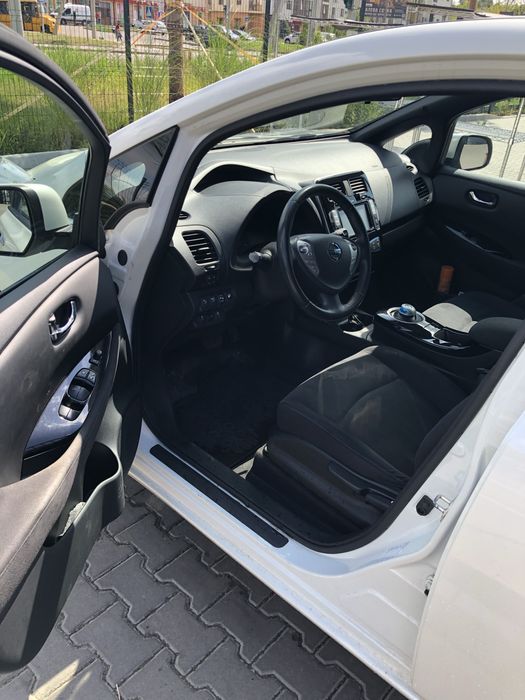 Оренда електромобіля Nissan leaf