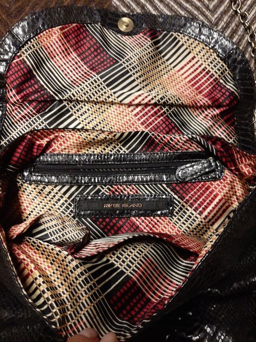 Продам вместительную сумку на цепочке английской фирмы River Island.