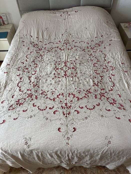 Toalha de mesa em linho com bordado da Madeira