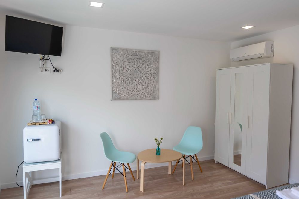 Quarto para arrendar com WC Privativo e varanda vista-mar, perto da praia