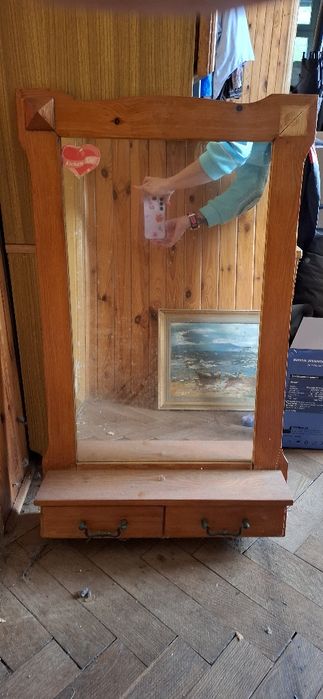 Lustro w drewnianej oprawie