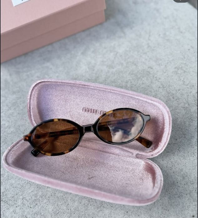 Сонцезахісні окуляри, солнцезащитные очки в стилі miu miu