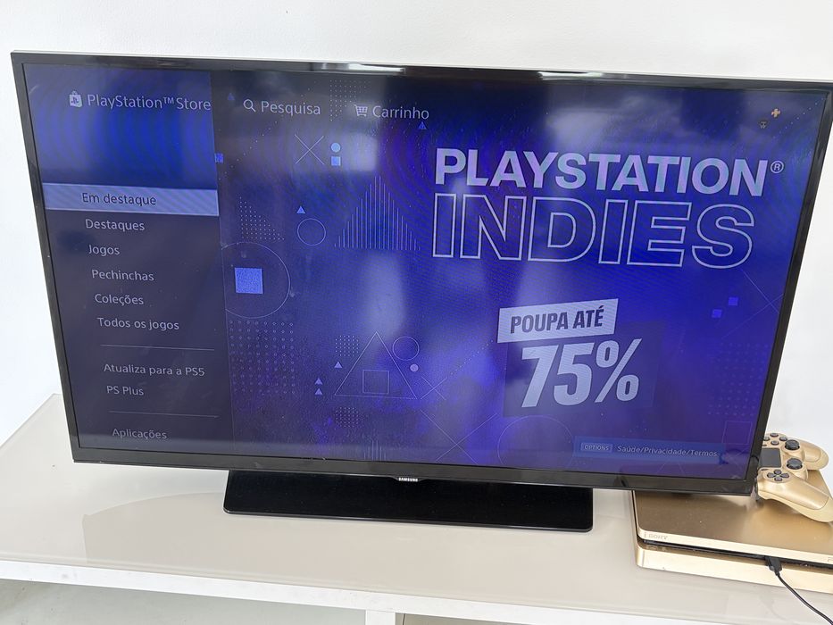 Consola PlayStation 4 Dourada com 2 Comandos e Jogos