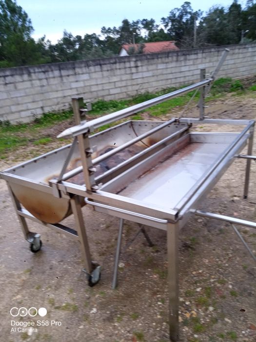 Assador porco no espeto