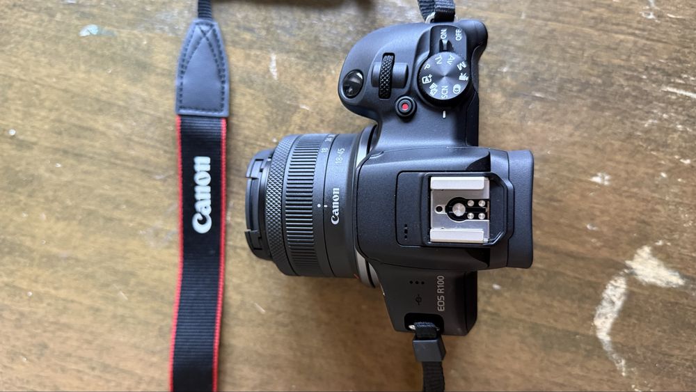 Canon R100 mirrorless