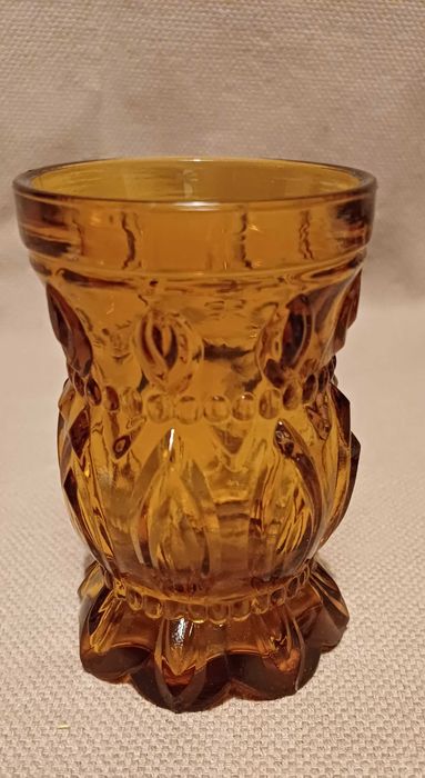 Copo antigo cor ambar