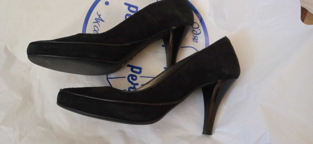 Шкіряні туфлі та босоніжки 39 БЕЗКОШТОВНО