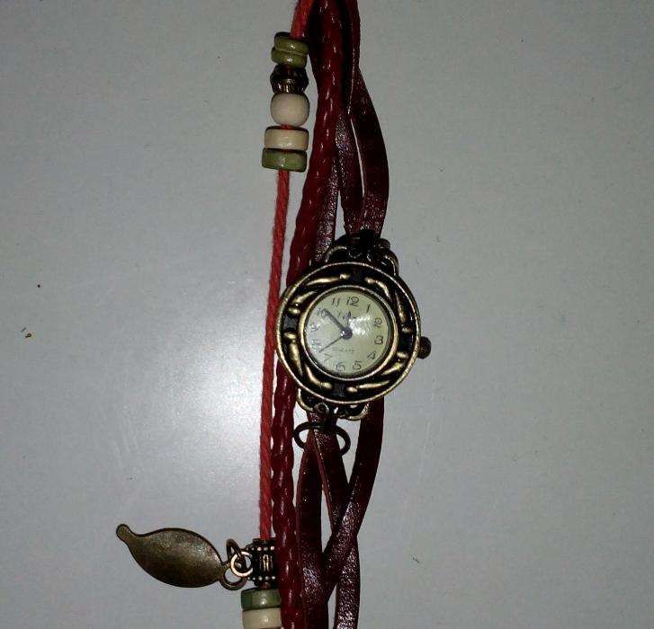 Bonito relógio funciona, de pulso tem pulseira junta