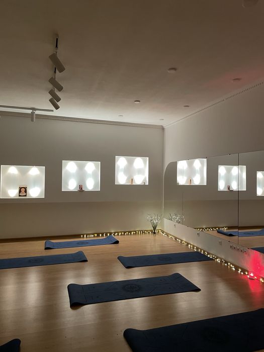 3 хв від метро Оренда світла студія зал погодинно центр йога танці