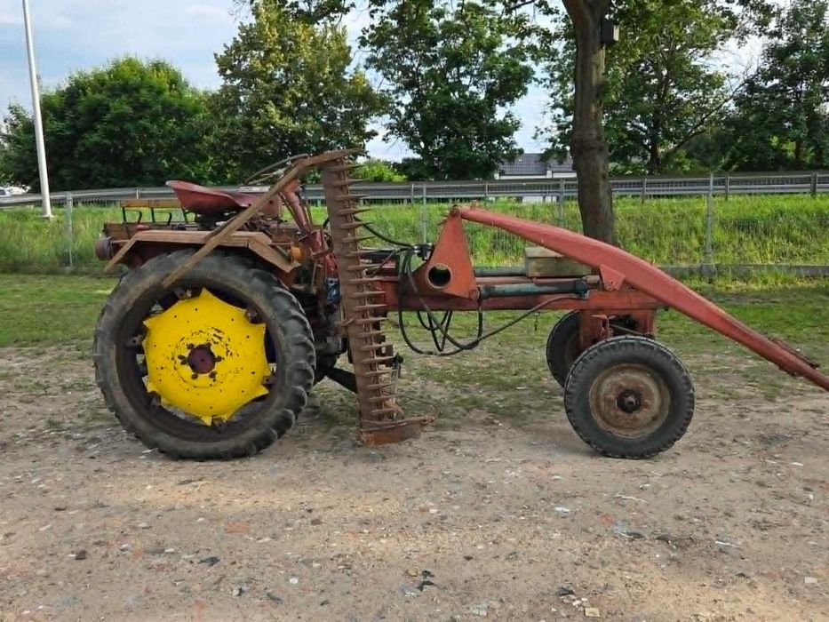 Traktor Fortschritt RS09 Zabytkowy traktor, nośnik narzędzi.