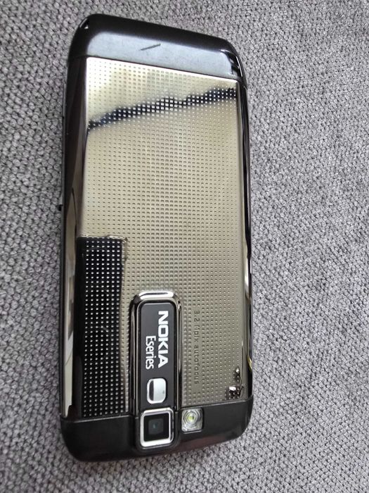 Bardzo ładna Nokia E66 100% sprawna z oryginalną ładowarką!!