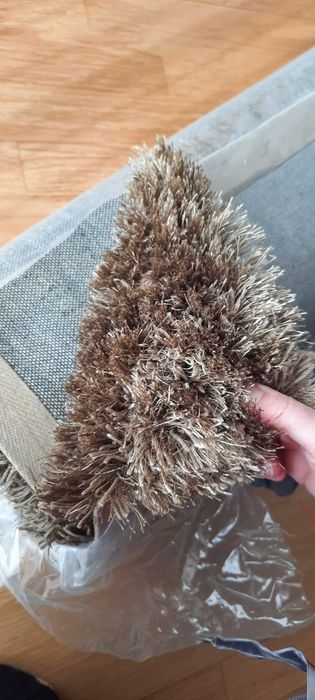 Carpete 1,30 m por 1,80 m verde seco/castanho pouco uso e higienizada