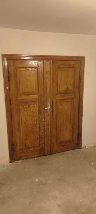 Drzwi wewnętrzne dwuskrzydłowe.