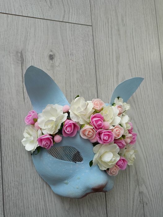 Maska kota niebieskiego z kwiatami