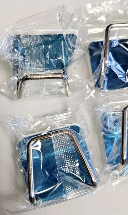 Nowe 4 x wieszaki stalowe kwadratowe, 4.8 cm x 3 cm